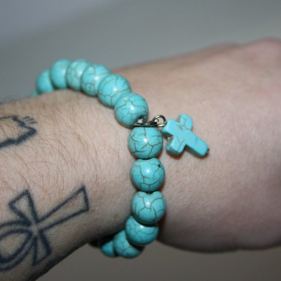 Beautiful beaded turquoise howlite bracelet with cross charm 6.5" - Picture 2 of 4